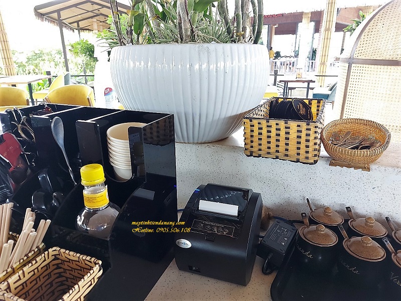 may_in_bill_cafe_veranda
